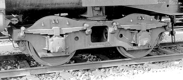 Pressblech-Drehgestell - geschweißt, mit höckriger Oberkante und 1,8 m Achsstand, ex Tenderdrehgestell; Foto: Hermann Heless