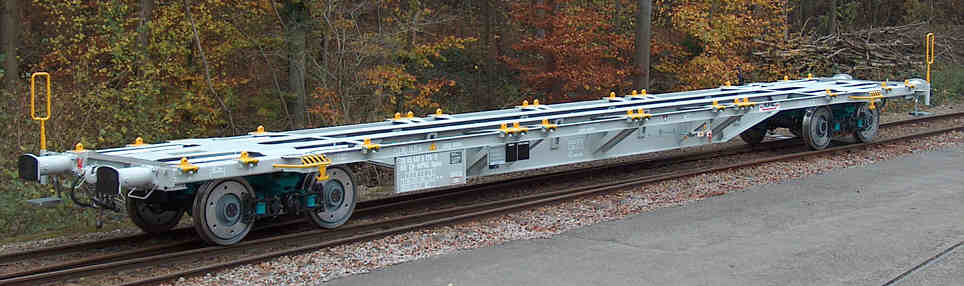 Containertragwagen-Prototyp (JMR) mit für Werbezwecke untergebauten LEILA Erprobungs-Drehgestellen; Werkfoto JMR